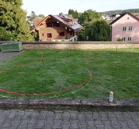 Markierungen für zwei kreisrunde, neue Parkgräber in Wolfenhausen