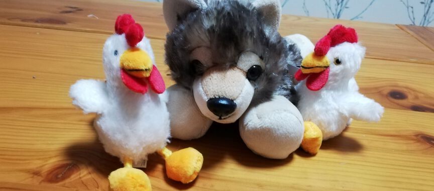 Pflüsch-Wolf Lupine mit den zwei Stoff-Hennen Henneriette und Hennelore