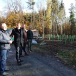 Ortsvorsteher, Bürgermeister und Forstmitarbeiter koordinieren die Pflanzaktion