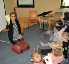 Autorin Constanze von Kitzing stellte den Kindern im Kindergarten "Unter dem Lindenbaum" ihr Buch „Komm wir zeigen Dir unseren Wald“ vor.