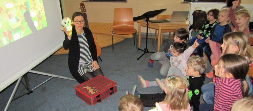 Autorin Constanze von Kitzing stellte den Kindern im Kindergarten "Unter dem Lindenbaum" ihr Buch „Komm wir zeigen Dir unseren Wald“ vor.