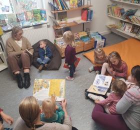 Eltern und Kinder der Krabbelgruppe Wolfenhausen sind zu Gast in der Bücherei in Laubuseschbach